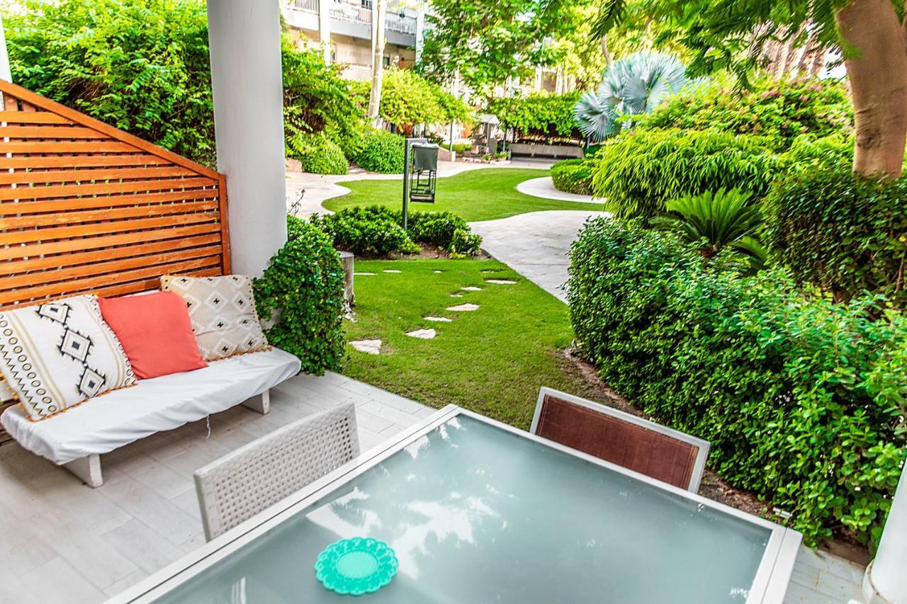 Garden & Pool דירה