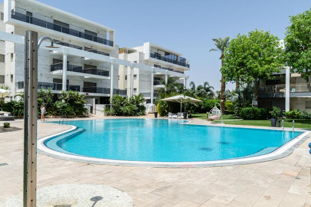 Garden & Pool דירה
