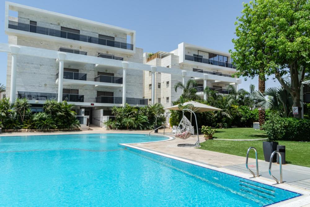 Garden & Pool דירה