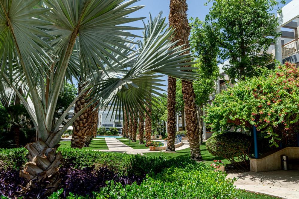 Garden & Pool *